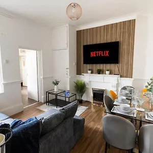 Luxury 4beds West London-mobilerateoffers-zone1-family-tourist-weekly-wifi-sleeps7-netflix!