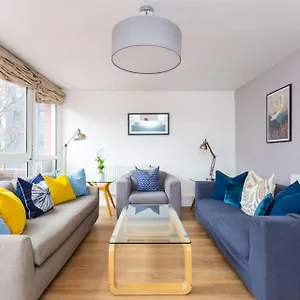 Spacious 3 Bedroom In Old Street * London