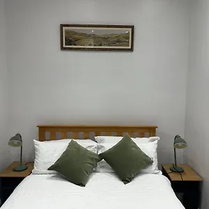 Airy Garden Flat, London, With Fast Trains To London And Direct Train To Gatwick Airport Apartment