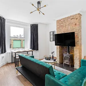 Holiday home Cozy House Sleeps 8 With Free Parking Feltham