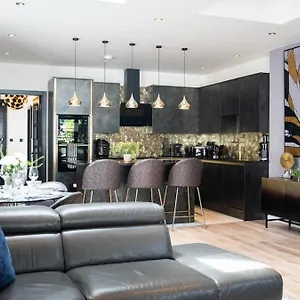 Holiday home 4br,sleeps 10,garden,free Parking *