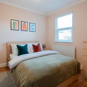 Spacious 3 Min From Station Apartment
