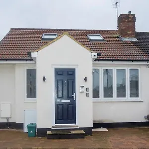 Holiday home Douglas Crescent - Lovely 4 Bed House - Parking- Wifi-10 Mins To Heathrow Airport