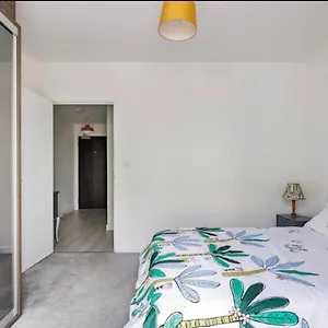 Stylish 2 Bedroom Apartment, 10 Mins To Heathrow & Hayes Station Apartment *
