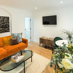 One Bedroom And 2 Bed In South Kensington-very Lively Area London