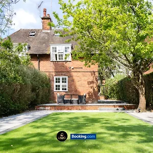 Amazing 3 Bedroom House By Ls2g Short Lets & Serviced Greater With Free Parking Holiday home London
