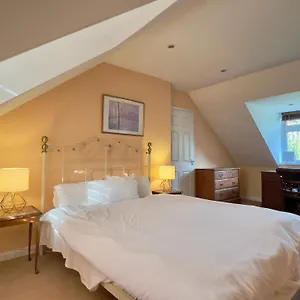 Quiet 1-bed Flat With Parking Near Airport Long Term *