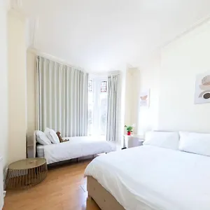 Spacious For Three In Camden Town