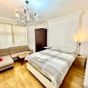 Spacious En Room, Opposite Of Tube Station, 5 Minutes From Oxford Street *