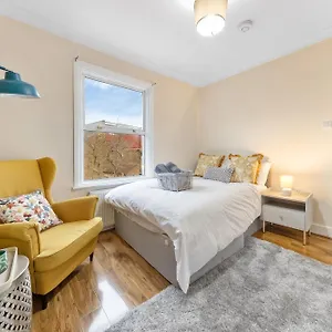 Sleek Private Bedroom In Shared For Two - Bedroom2 * London