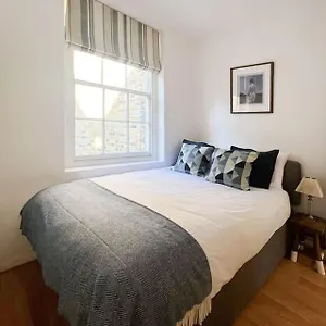 2 Bedroom In Paddington Apartment London