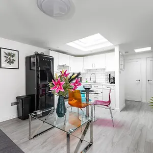 New! Modern 1-br House With Patio & Hottub , Chiswick * Londra