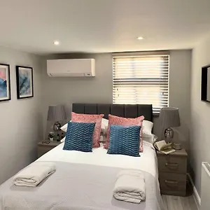 Aisiki At Barnet, Airconditioned & Pet-friendly 3 Bedrooms & 2 Bathrooms Duplex Flat With King Or Twin Beds And Double Beds With Free Wi-fi Apartment