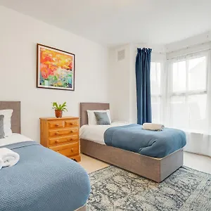 Spacious House In North London, Very Close To Train Station And Bus Stops, Near Tottenham Stadium & Lots Of Parking Apartment