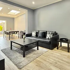 Charming 2 Bedroom With A Huge Garden Apartment