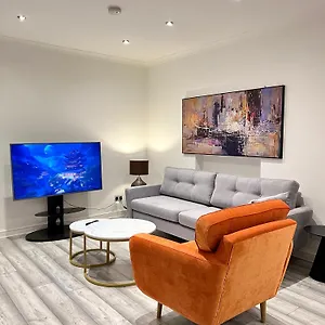 Luxury In Prime Location Steps From Wood Subway Apartment London