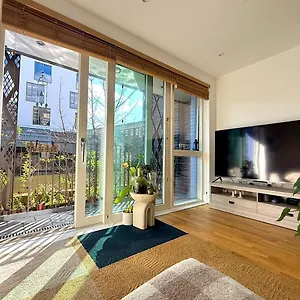 Bright Modern Flat With Canal View Apartment *