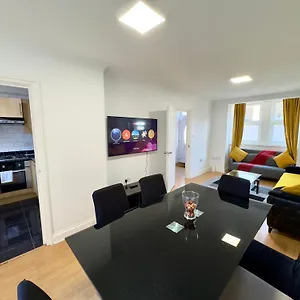 3 Bedrooms Spacious House, Separate Reception, 2 Full Bathrooms, Parking, Garden Londra