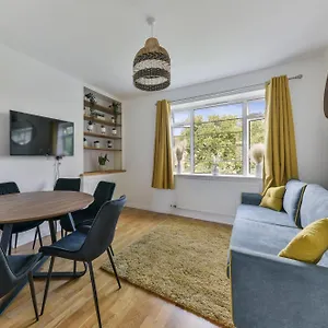 Stylish Modern 2 Bed In *