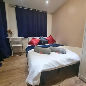 2 Bed Flat In Heathrow London Free Parking Apartment Feltham