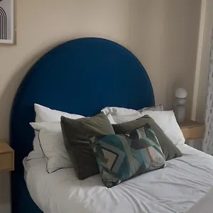 Stylish Penthouse Apartment Croydon