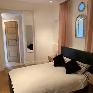 Modern In Highstreet Apartment *