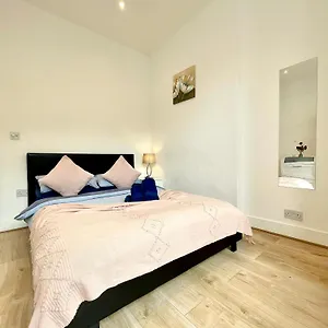 A Ground Floor One Double Bedroom Flat With Garden * London