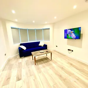 One Bedroom On Ground Floor In With Car Park * London