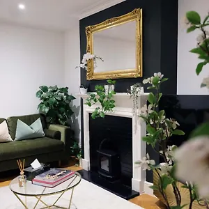 Lux & Stylish 2-bed Flat In West Kensington Apartment London