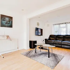 3-bed Apt-15 Mins To Heathrow-pet-friendly-parking Holiday home *