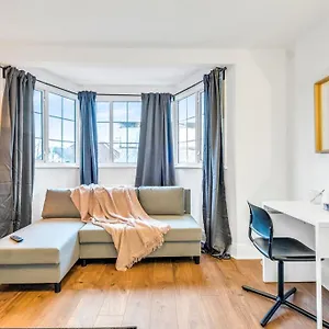 Professionals Choice - 6 Flats Each With Private Kitchen And Bathrooms, Netflix, Close To Wembley Stadium, Food & Coffee Guest house Edgware