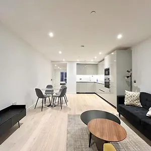 Modern Two Bed Flat At Elephant Castle Apartment