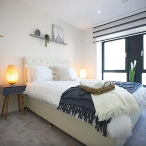 In Aldgate East 4 Apartment *