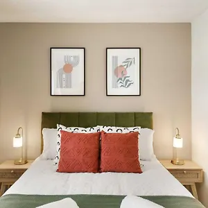 Cozy 2 Bed House Near Excel, The O2, Canary Wharf Holiday home London