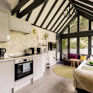 The Garden Poem, 1 Bedroom Near Wimbledon Apartment London