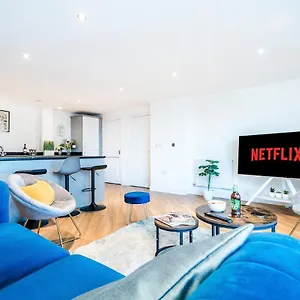 Apartment Penthouse Haven - Gants Hill - 2 Bedroom Flat