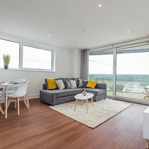 Spacious Flat In - 5 Mins Walk To Excel