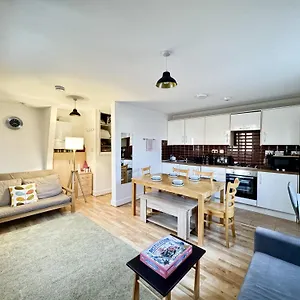 Apartment Comfortable Flat For Group Getaway Near King's Cross And Camden Town London