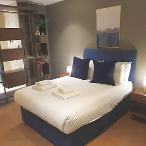 Soho Living - Stylish Duplex 2-bedroom In Vibrant Soho Apartment *