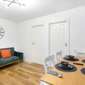 Lovely 2 Bedrooms Flat Next To The Station Apartment London