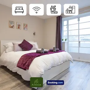 Three Bedroom By Arhouse Short Lets & Serviced Willesden With Free Wi-fi & Terrace Apartment