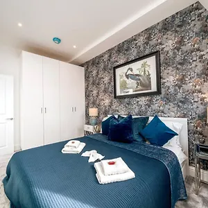 Niru Experience Pearl Of Ifield Road Apartment