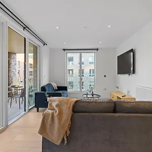 Apartment Luxury Barking Near Airport - With Gym And Free Parking Sleeps 8