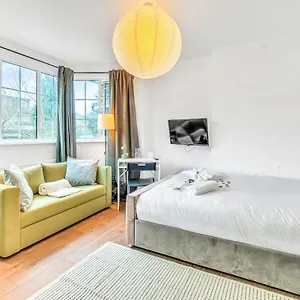 Close To Wembley Stadium, Netflix, Snacks & Coffee, Free Parking, Flat 5b