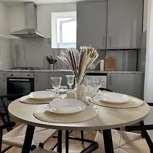 Bright & Spacious 3br Flat Near South Ealing Station Apartment