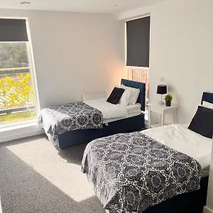 Free Parking,top Location, Shops Apartment