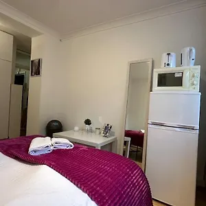 An Economic Hotel-like Room, En-suite Sheperds Bush *