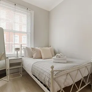 Parea Living - Stylish South Kensington Getaway London