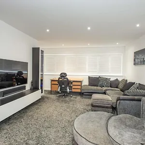 Stylish 3-bedroom In Apartment