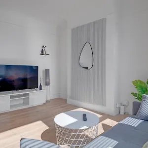 Apartment 3 Bedroom Luxury House With Parking